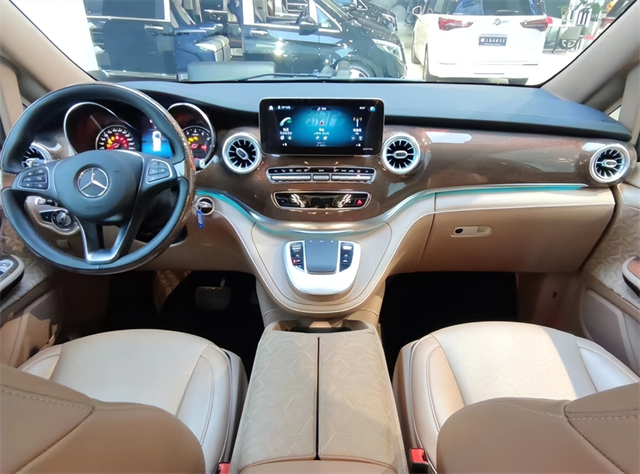 跟原车不同的是,这款v级采用纯色的内饰搭配,一体式的中控台采用高