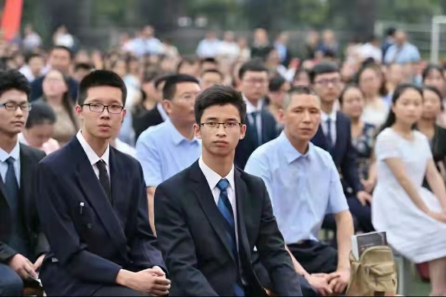  陈时鑫在成都石室中学（左三）