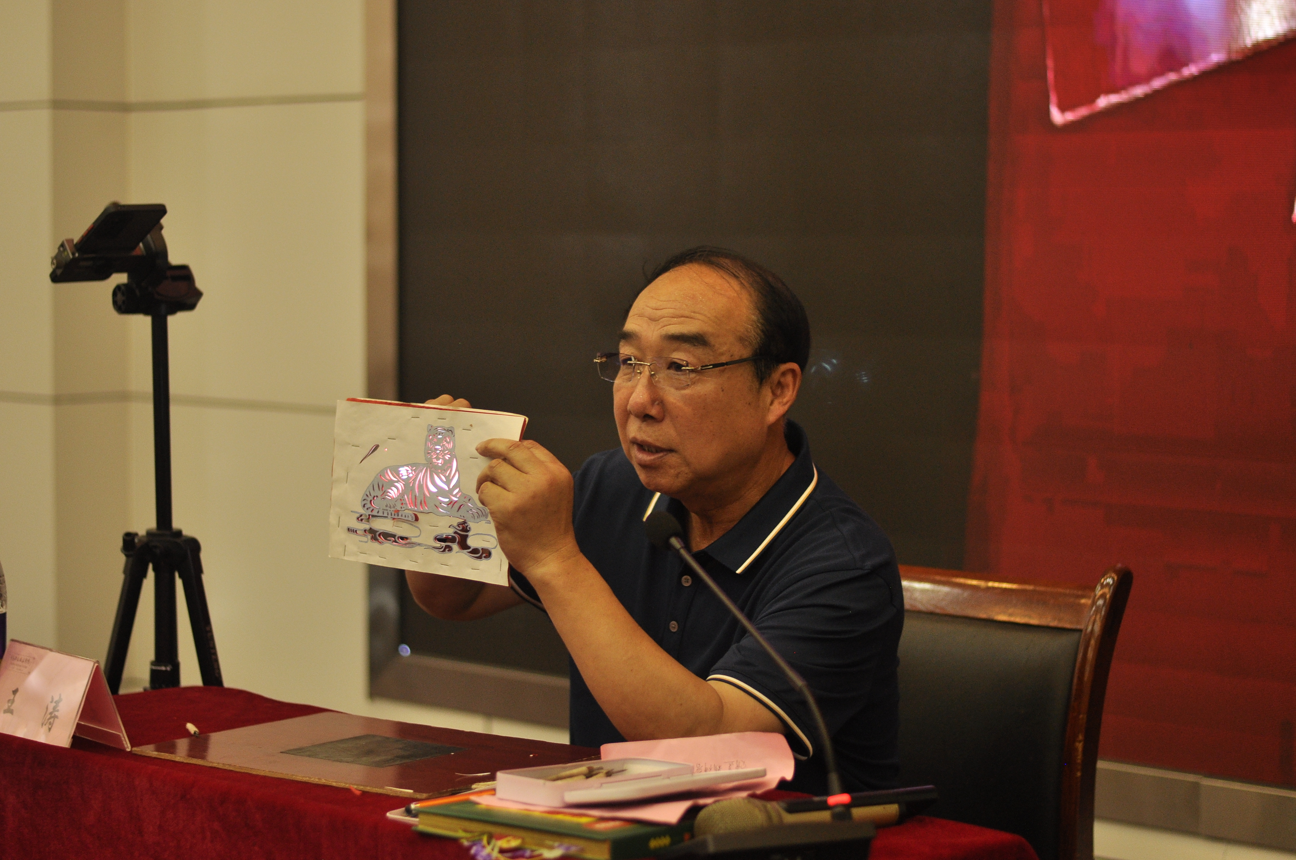 青岛职业技术学院举办“红动青职”之“追寻精神谱系，传承红色基因”多层刻纸作品展系列活动