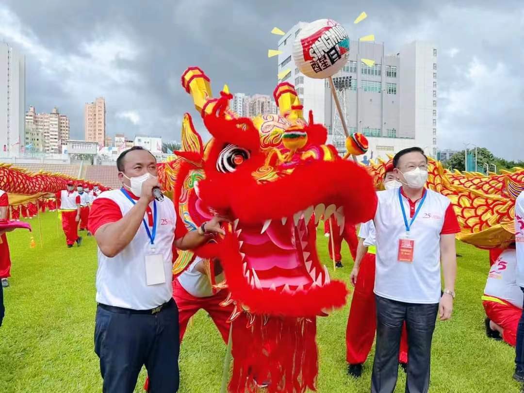 图说：中联办副主任何靖（图右）、青晋义工团主席陈嘉辉（图左）开启祥龙点睛仪式。