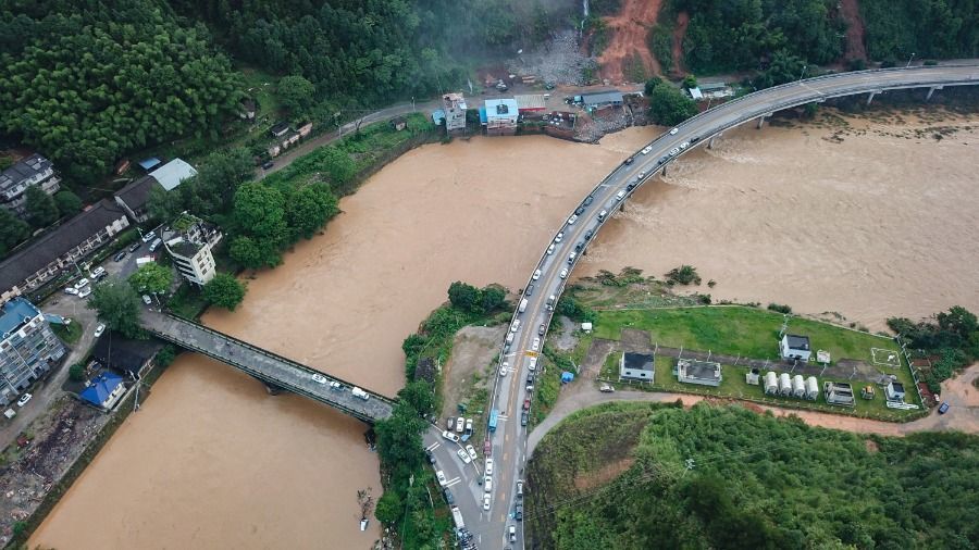 湖南永州市江华瑶族自治县码市镇旁边的河流水位较高（6月22日摄，无人机照片）。新华社记者 陈泽国 摄