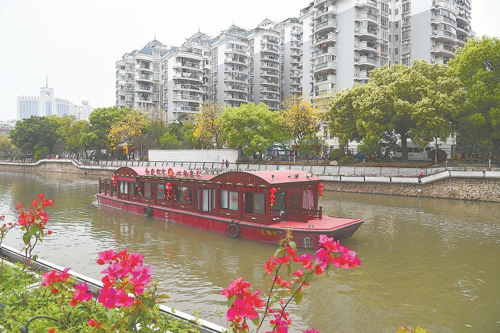 在晋安河上，游客乘坐游船赏两岸风光。