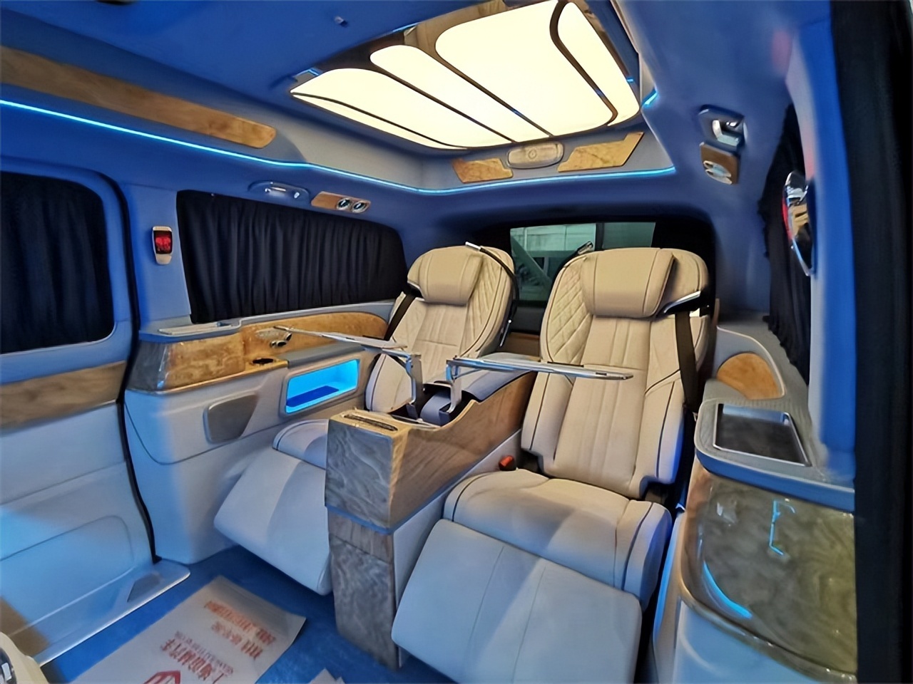 奔驰v260改装全隔断四座上海现车