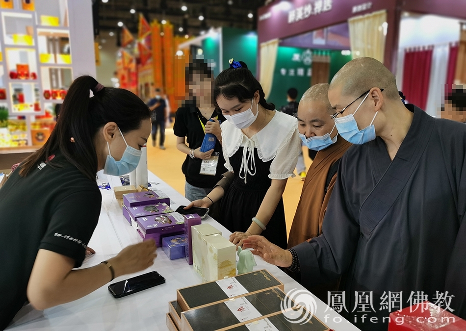 东华禅寺义卖品深受客商喜爱（图片来源：凤凰网佛教 摄影：张科）