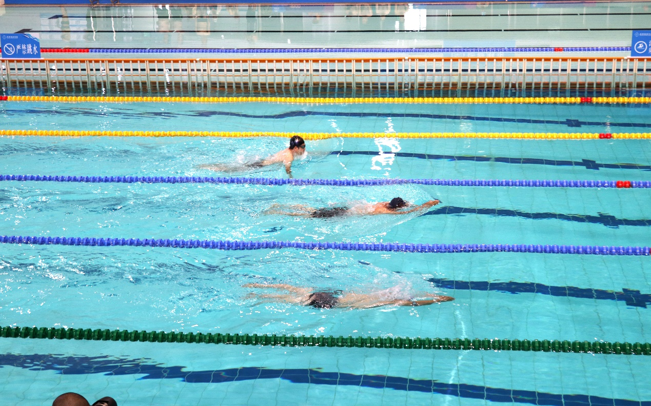 图为选手们在赛道上施展出色的游泳技能 摄影：周沛