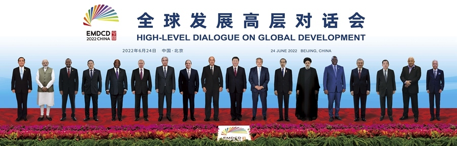 6月24日晚，国家主席习近平在北京以视频方式主持全球发展高层对话会并发表题为《构建高质量伙伴关系　共创全球发展新时代》的重要讲话。这是与会各国领导人的“云合影”。