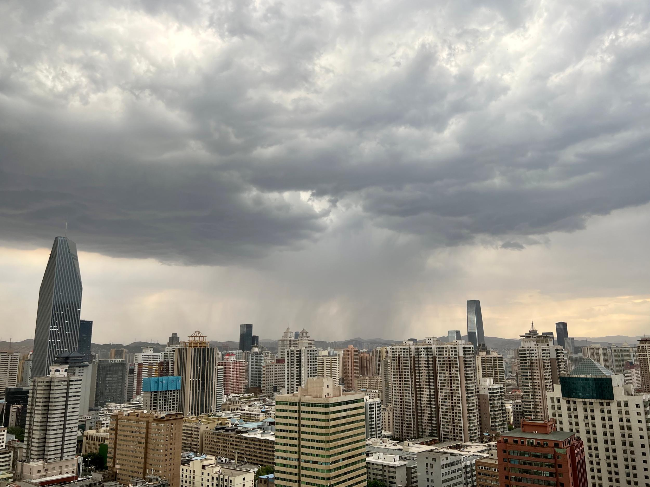 “黑云压城城欲摧”