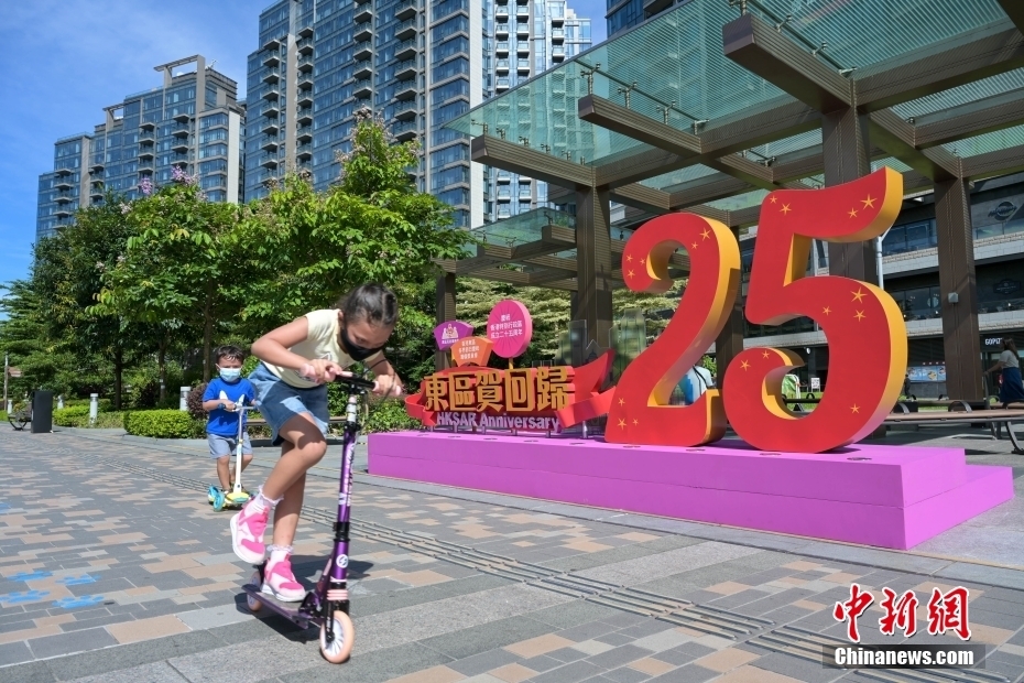 6月27日，随着香港回归祖国25周年纪念日临近，香港北角随处可见庆祝香港回归25周年的横幅、海报等，喜庆气氛浓。图为庆祝香港回归25周年的摆设。 中新社记者 陈永诺 摄