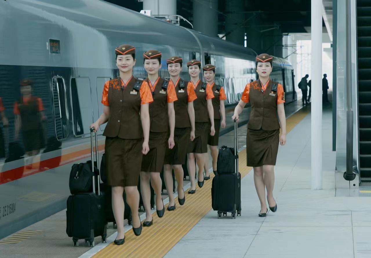 "龙韵骧梦"乘务组出乘. 通讯员李强 摄