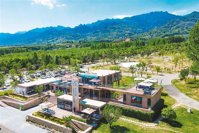 秦岭山脚下的太乙驿绿植繁茂,在蓝天的映衬下犹如画卷.