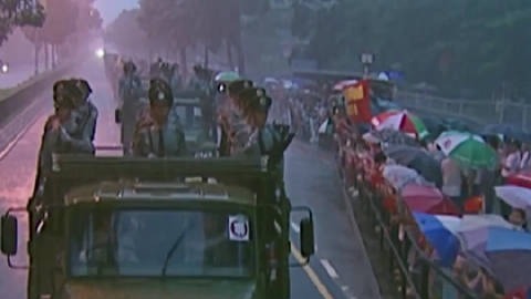 25年前的今天 香港同胞大雨中欢迎解放军