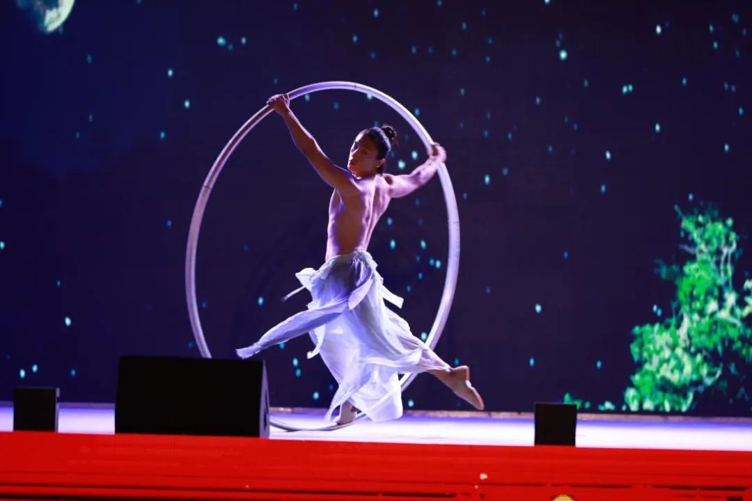 唯美舞者崔明凯表演中国环舞《故乡山川》