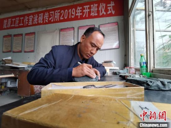 2021年9月中旬,记者采访甘肃省甘南州卓尼洮砚。图为洮砚艺人卢保胜制作洮砚。(资料图)张婧 摄
