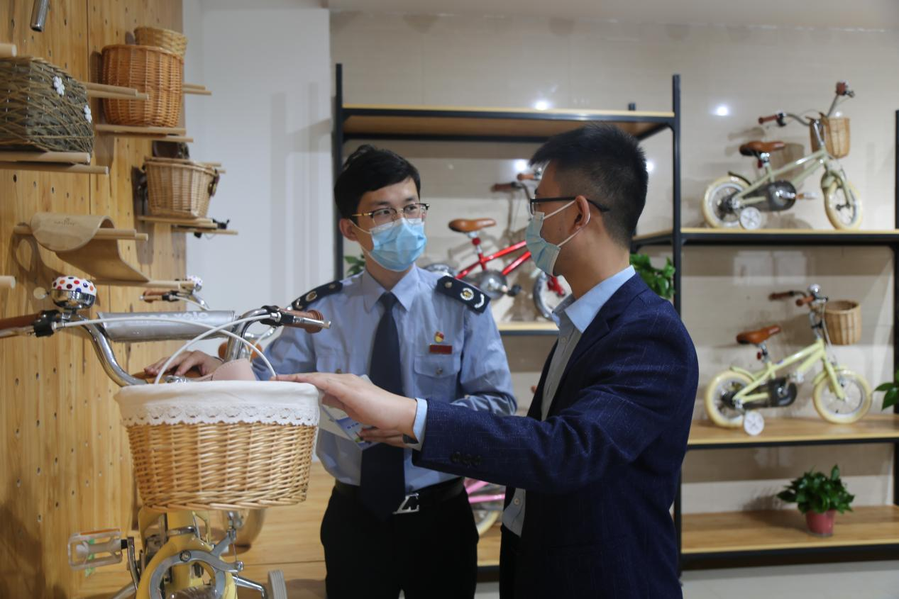 平乡县税务干部在童车企业了解生产经营情况。孔祥奎摄