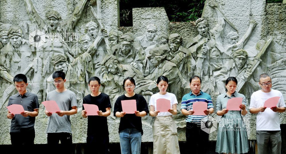 2022年6月30日，江西省德兴市部分归国留学青年和归国外派教师代表在该市省级爱国主义教育基地诵读红色家书。
