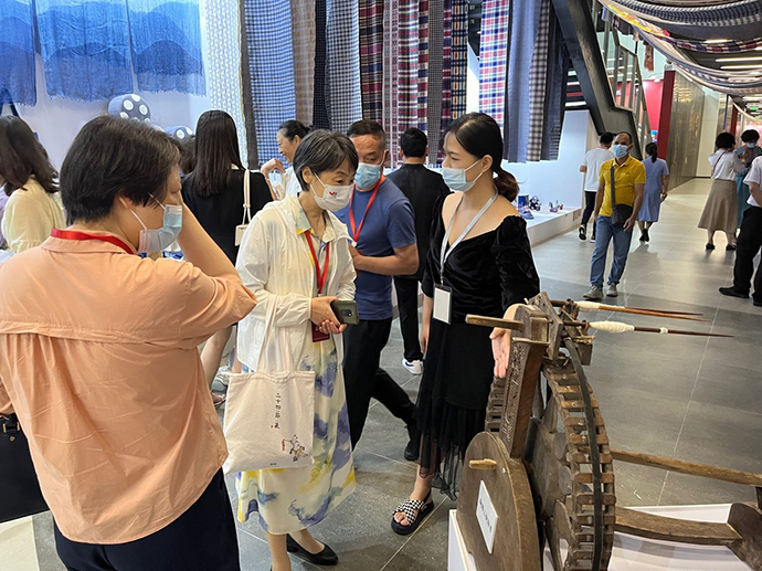 展会上，华东师范大学带来的一架三锭纺车引发了参展嘉宾与观众的广泛讨论。