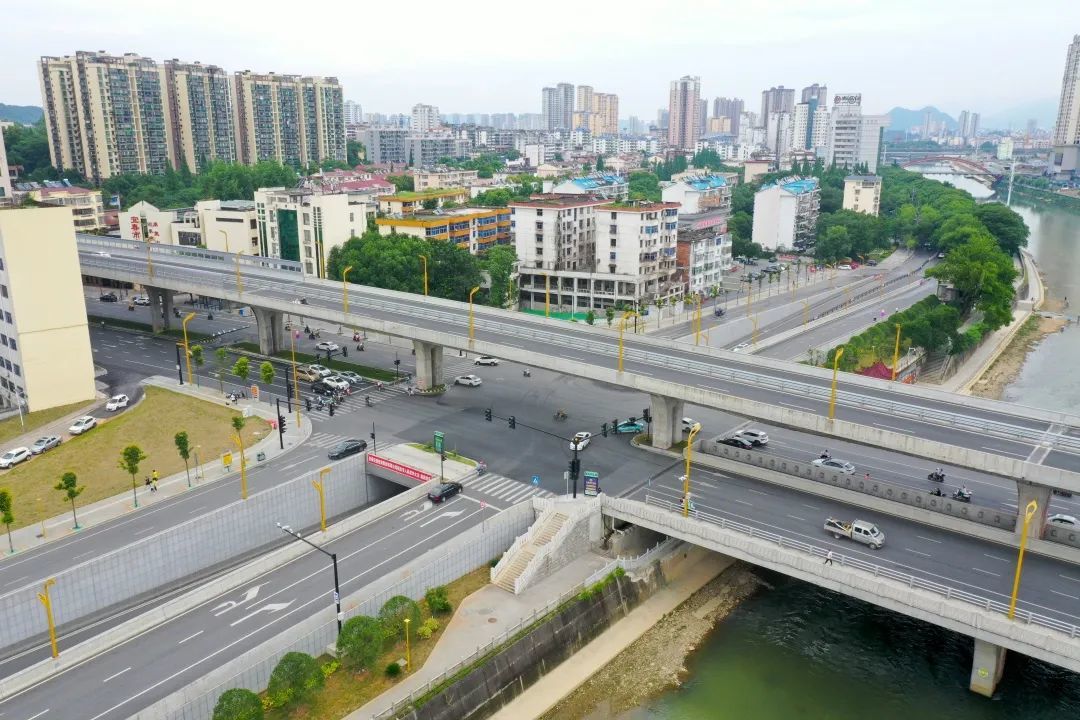 秀江大桥及地下通道目前,宜春大道沿线路灯,人行道,交通安全设施等