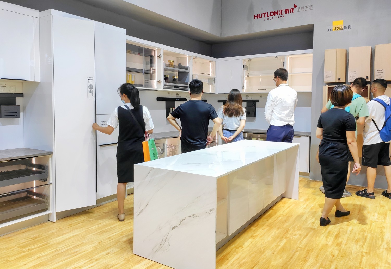 广州定制家居BOB竞猜展丨汇泰龙实力吸睛展位人潮如织！(图7)