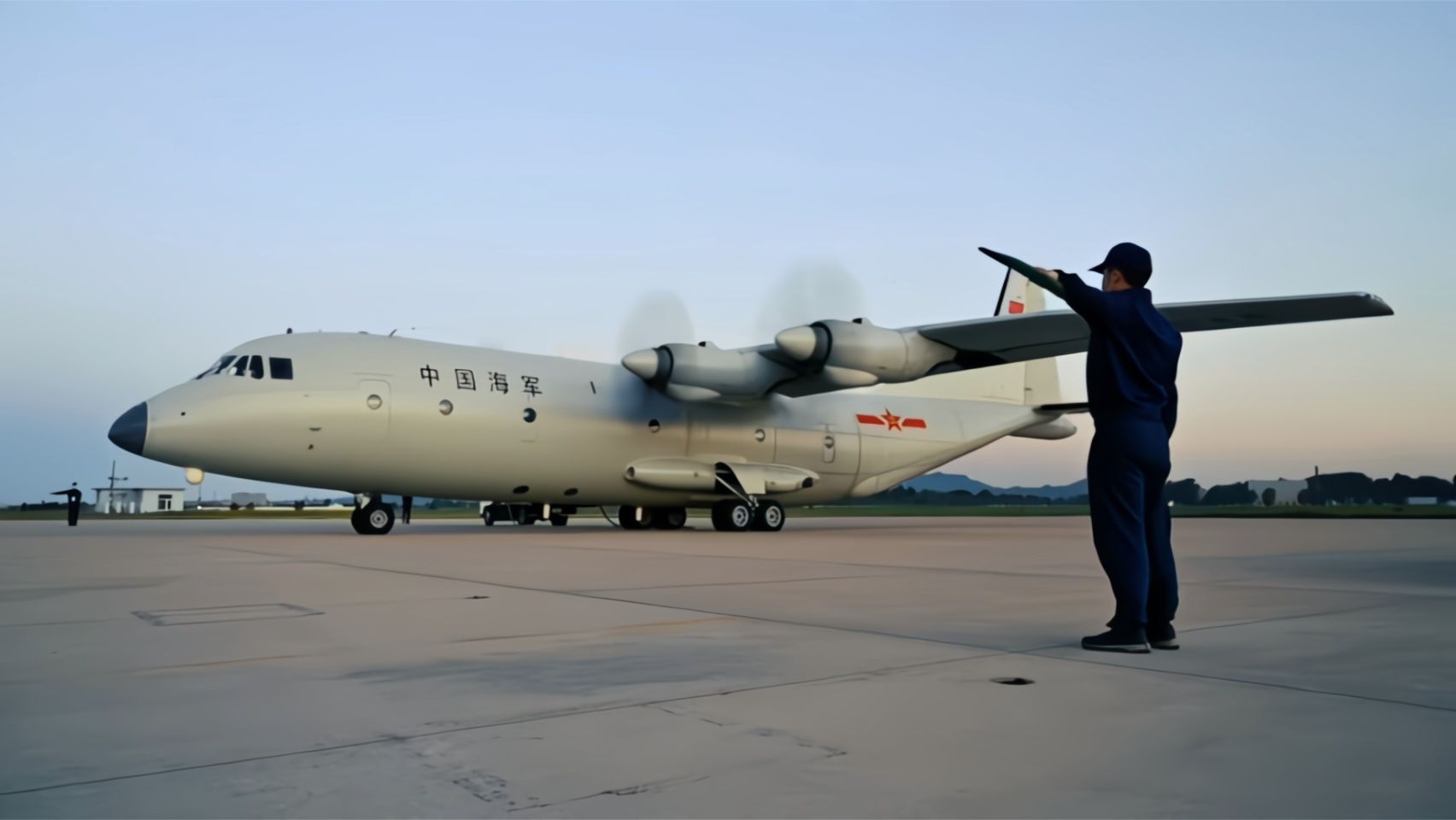 海军航空大学首次运9空投训练 一起看