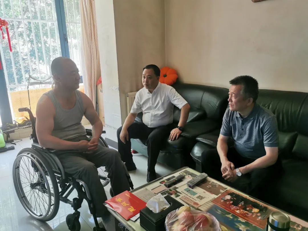 张三林走访慰问了老党员,驻外党员及困难党员,为他们带去组织的慰问和