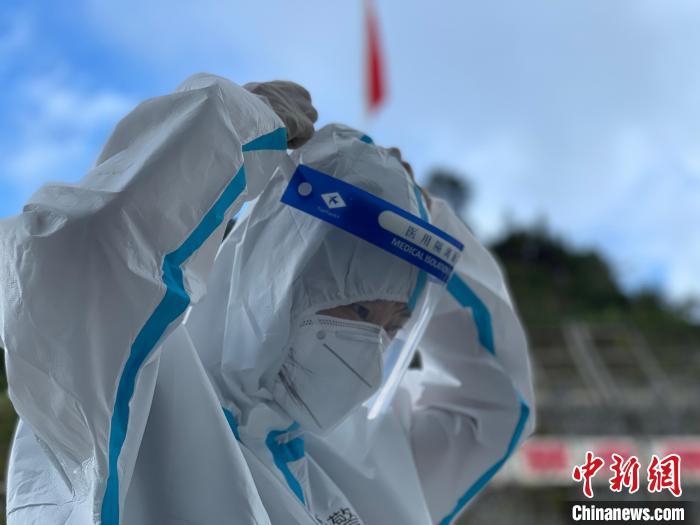 图为工作中的侯晓凤。 清水河边检站供图