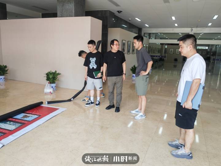 浙江传媒学院动画与数字艺术学院团队前一天在忙着布展