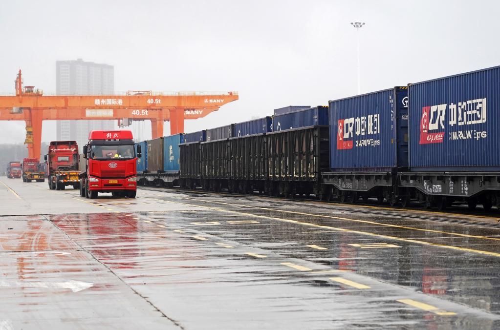 在赣州国际陆港，火车正在运送货物。 新华社记者 万象 摄