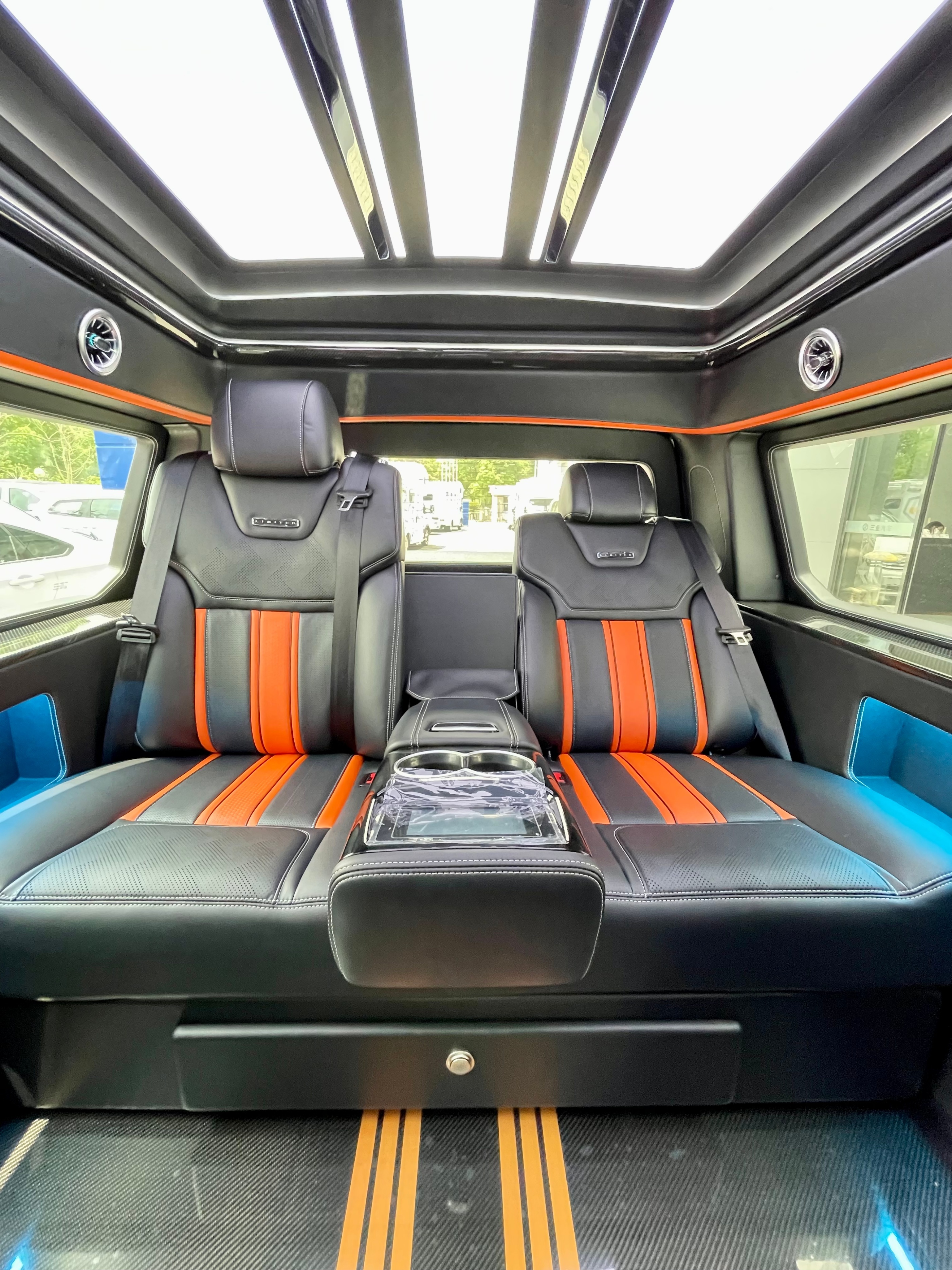 福特勇猛者第三排座椅腿部空间确实给力,就是头部空间比较局促,毕竟在