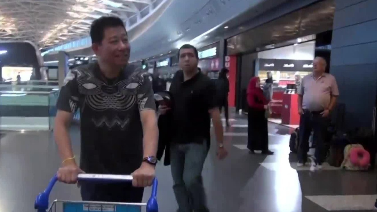 梁伟浩在中国花了两年时间制造出钟表样品，带往瑞士给美国客户检验