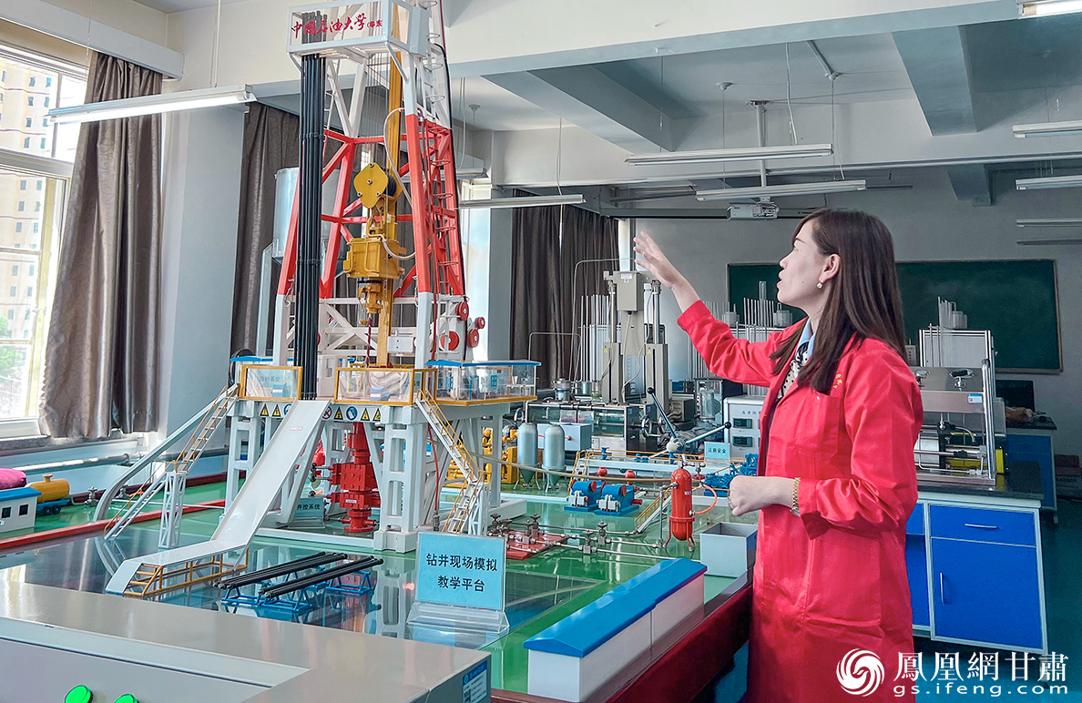 兰州城市学院培黎石油工程学院石油工程专业教师安会明正在专业课中进行实操讲解 张雪媛 摄