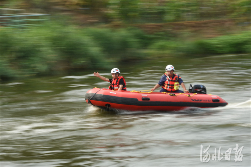 2022年6月28日，水上救援人员在邯郸市邯山区北羊井水库进行救援演练。通讯员李昊摄