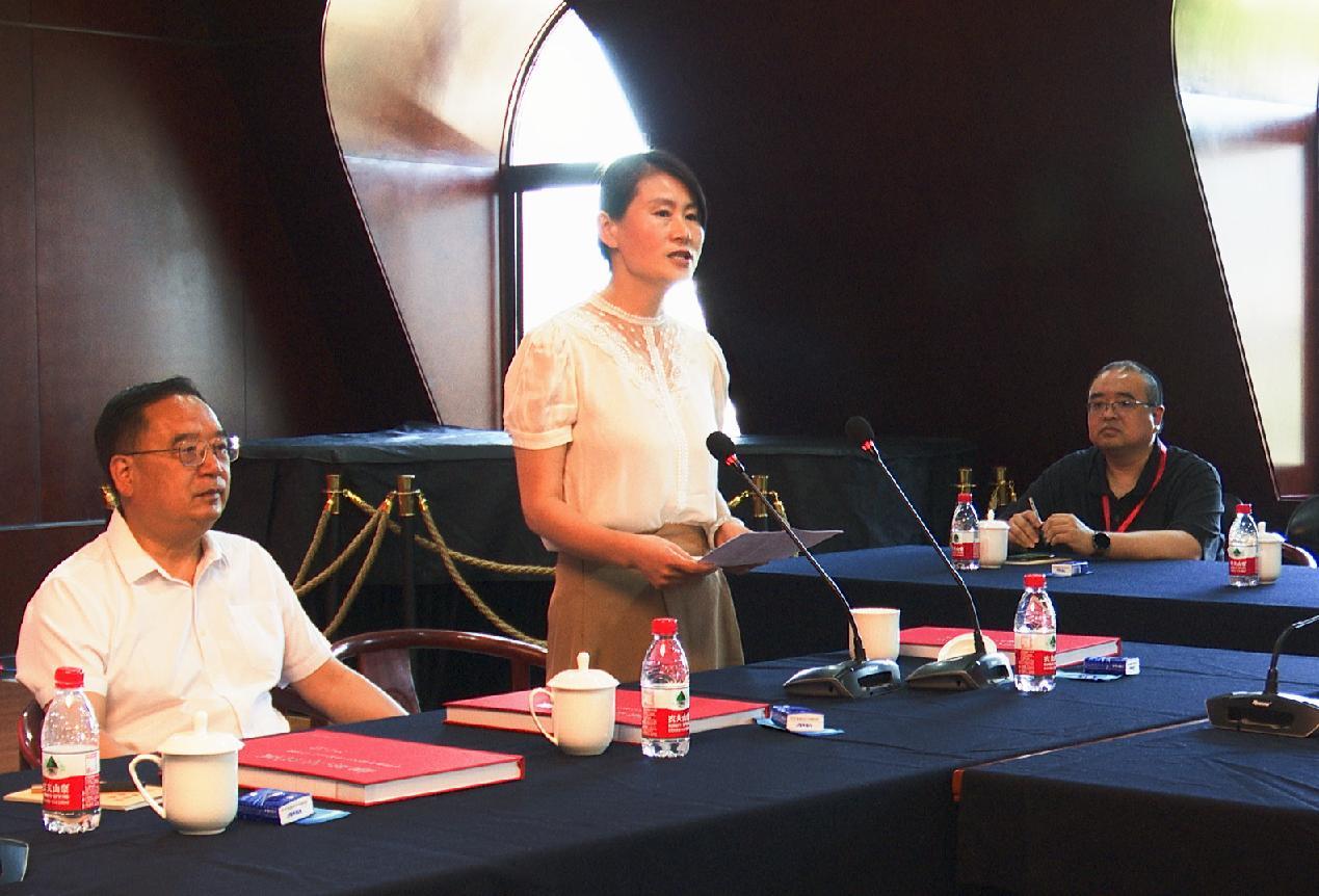 图:西安交通大学中国书法系主任杨晓萍发言