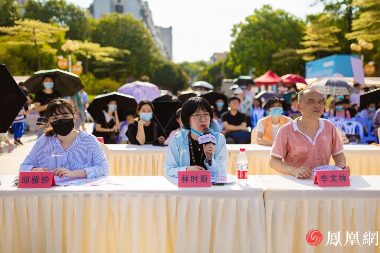 厦门市垃圾分类中心林时蔚在活动现场对孩子们的环保作品进行点评