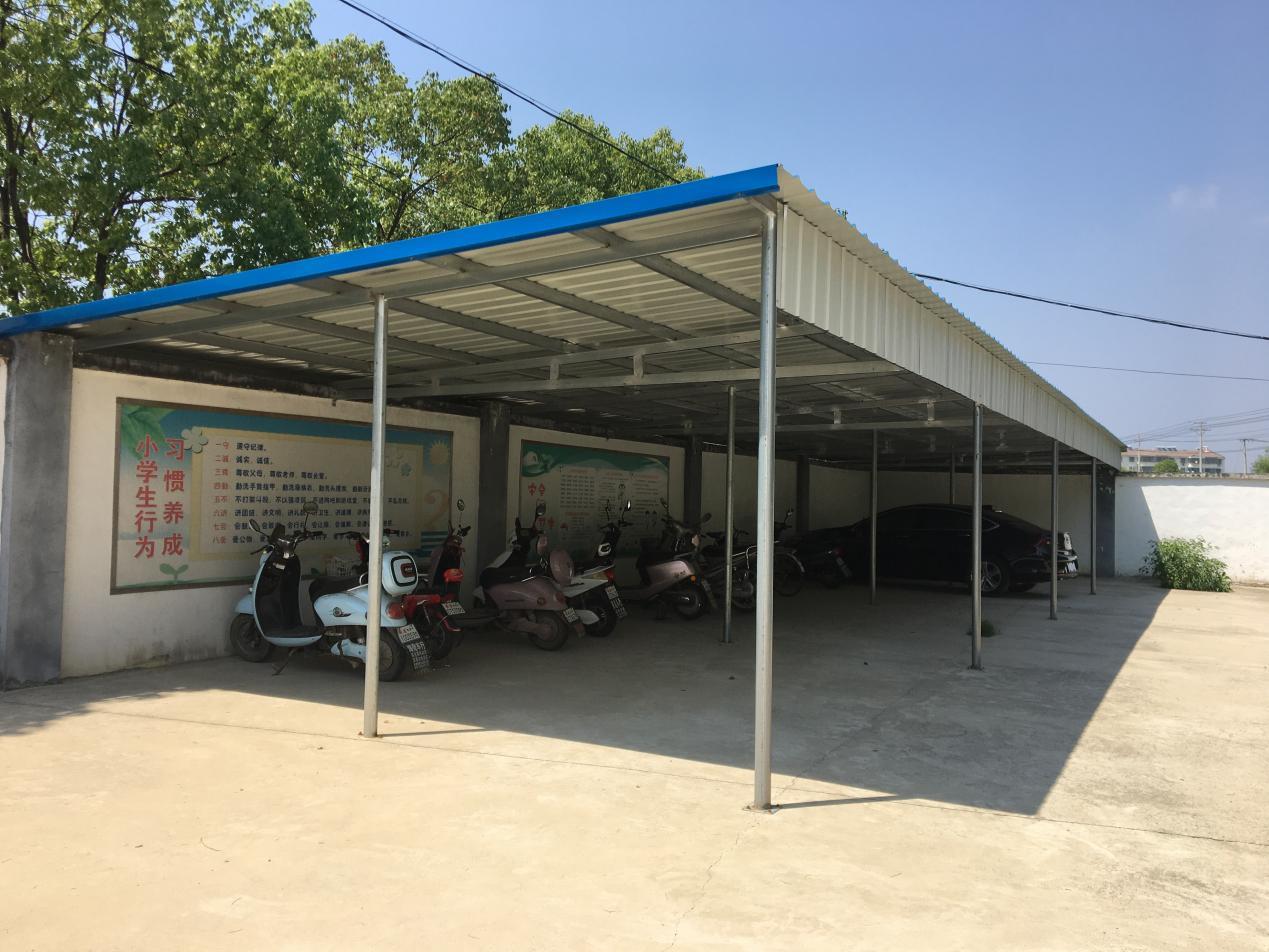 安徽桐城市双港小学修建新车棚美化新校园