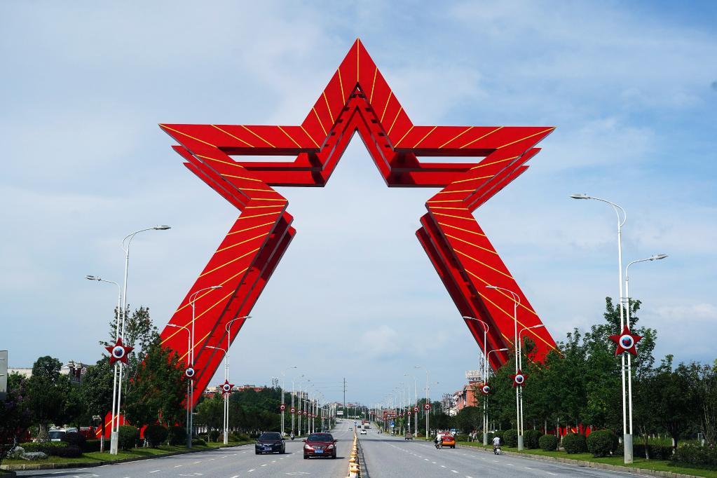 这是位于江西省瑞金市的大型雕塑《胜利之门》。 新华社记者 万象 摄