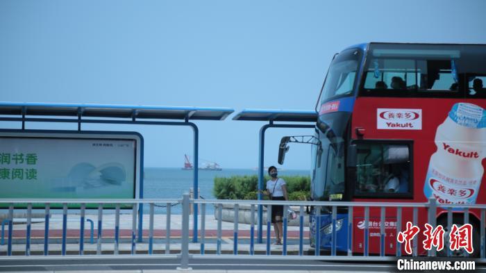 烟台17路公交车穿越最美海岸线。　丁雷 摄