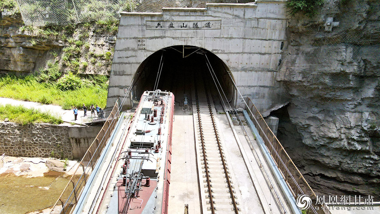 火车穿过六盘山隧道，麻庵河车站的站台就在隧道里。徐凌波 摄