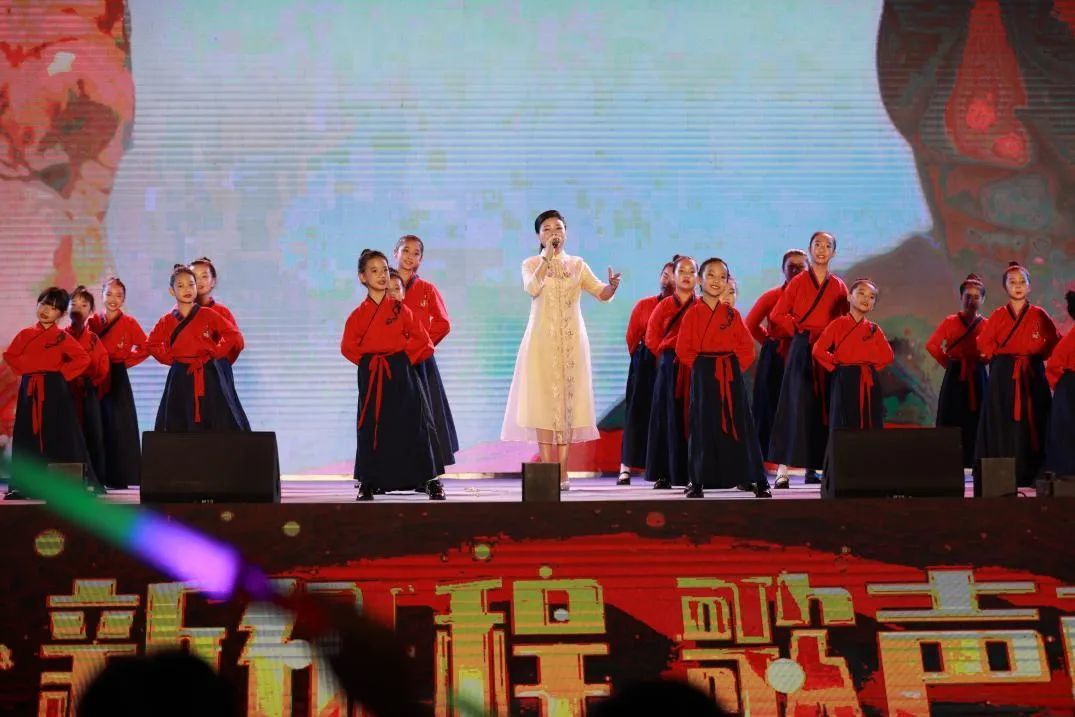 歌手姚燕深情演唱《孝德歌》