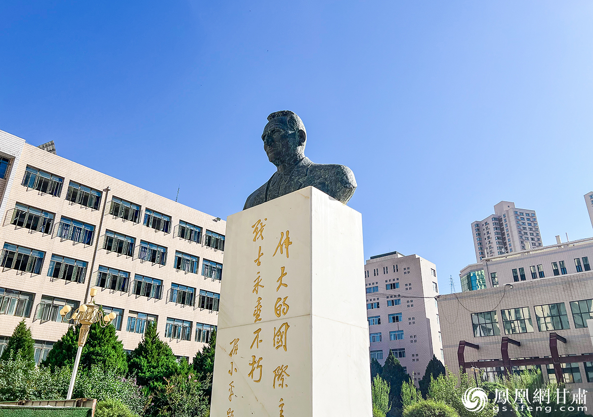 路易·艾黎塑像下有邓小平“伟大的国际主义战士永垂不朽”的题词 张雪媛 摄