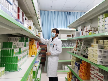 社区卫生服务中心的医生在药房拿药 图片来源：新华社记者 林碧锋 摄