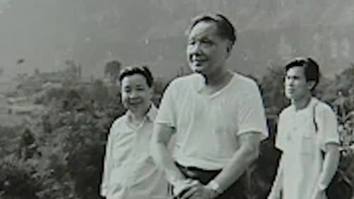 1980年邓小平登峨眉山途中，大家劝他坐下休息，他语气坚定：要登山不止