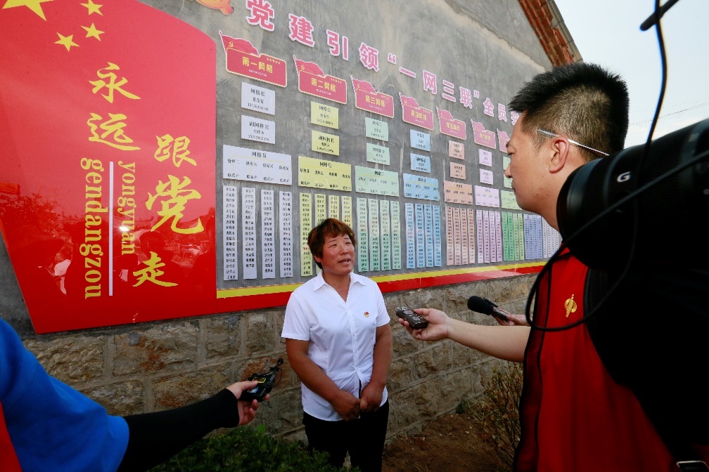 和源村村委委员、第一网格网格长陈茂菊接受记者采访
