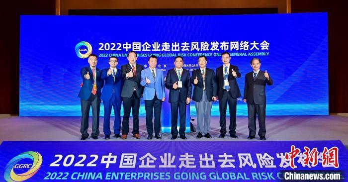 与会代表在大会现场合影。 许宁 摄