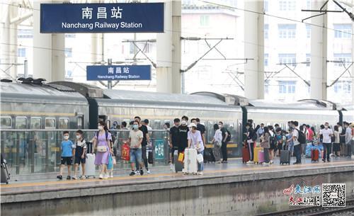 k8732次到的南昌站，旅客下车有序出站。（张杰 摄）