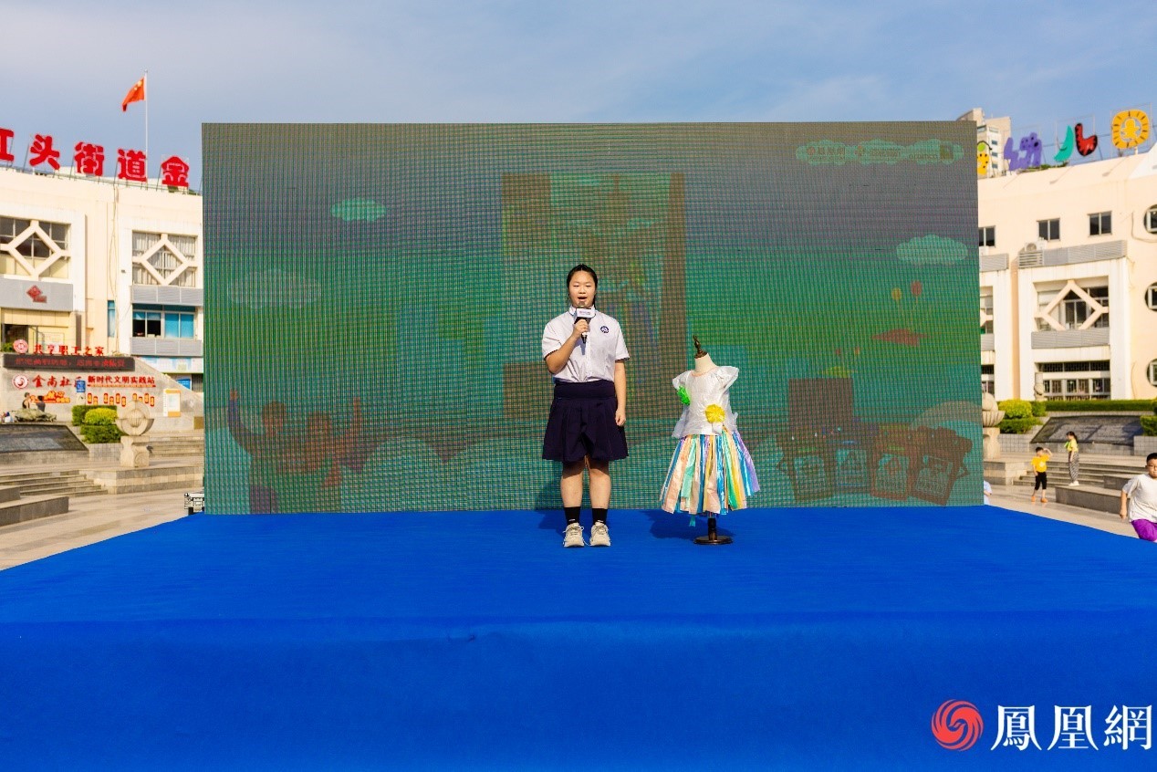 来自湖里实验中学的徐蕴涵同学正在介绍自己的环保作品《时装》