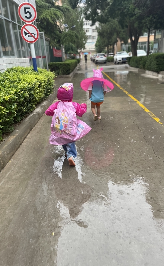 放学雨中归