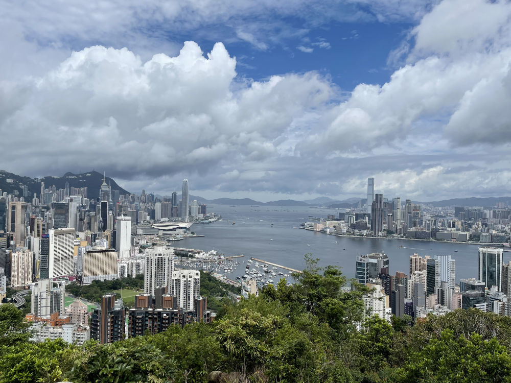 香港回归祖国以后，维港两岸的建设越来越好，景色越来越美。新华社记者 李钢 摄