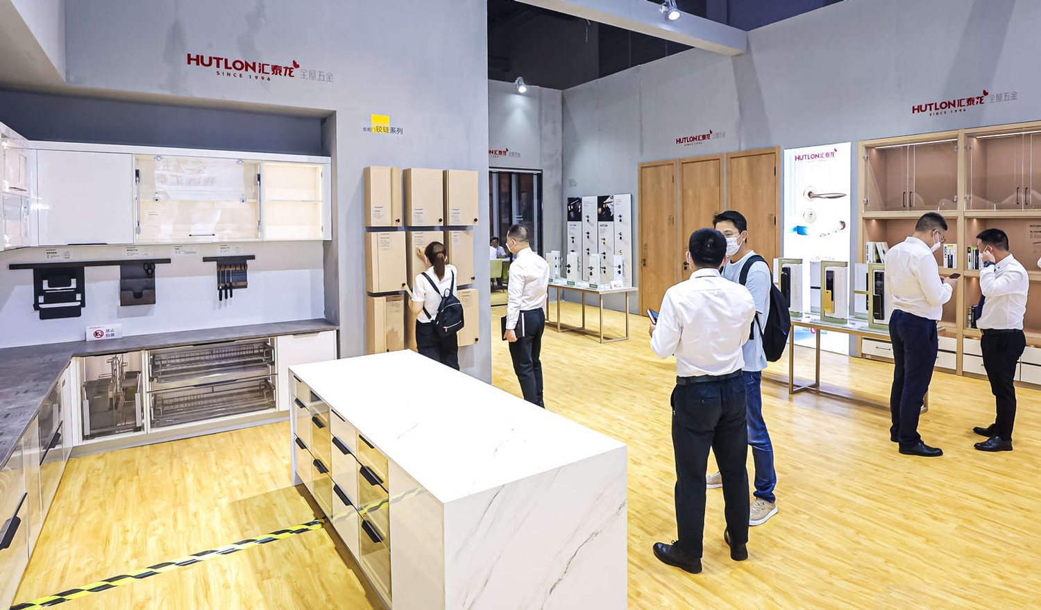 广州定制家居BOB竞猜展丨汇泰龙实力吸睛展位人潮如织！(图3)