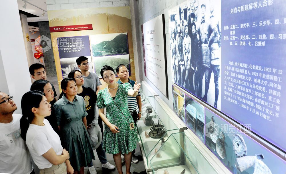 2022年6月30日，江西省德兴市部分归国留学青年和归国外派教师代表在该市省级爱国主义教育基地瞻仰革命烈士、聆听红色革命故事。