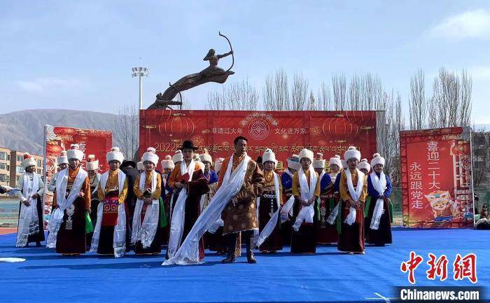 图为文艺骨干开展基层文化活动。(资料图) 尖扎县文化馆 供图